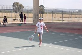 טניסאית צעירה - עותק